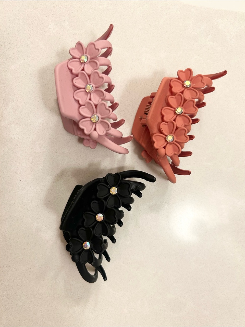 Flower mini claw clip (about one pinky finger length)